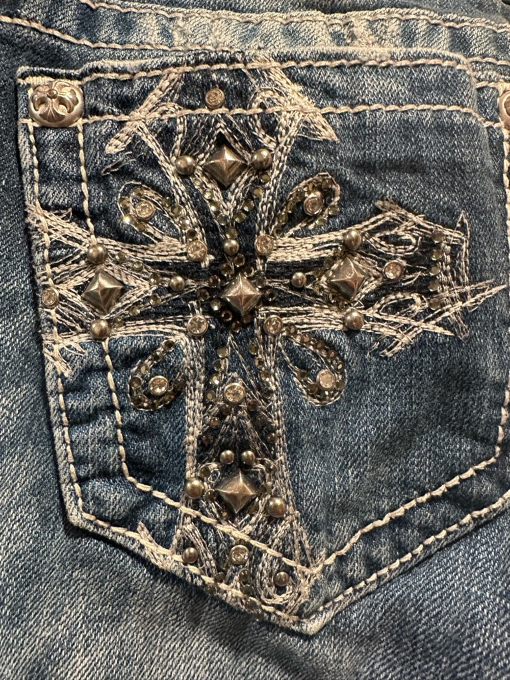 Miss Me Studded Cross Pocket Distressed
Boot Cut Jeans Size 26 - Picture 9 of 10
